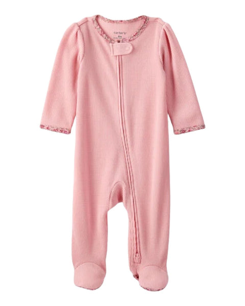 Pijama Carters rosa para bebé niña con piez, zipper y detalles florales en rib.