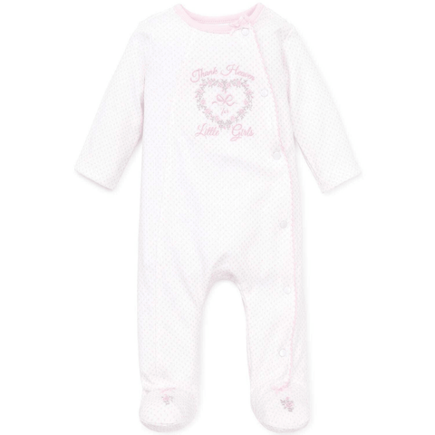 Pijama rosada Little Me para niña con estampado de corazón, pies cubiertos y gorrito a juego. Ideal