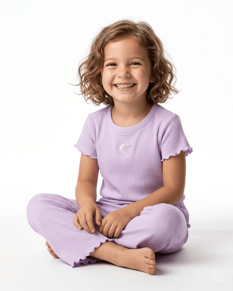 Niña sonriente con pijama Carter's lila acanalada de 2 piezas, cómoda para jugar y dormir.