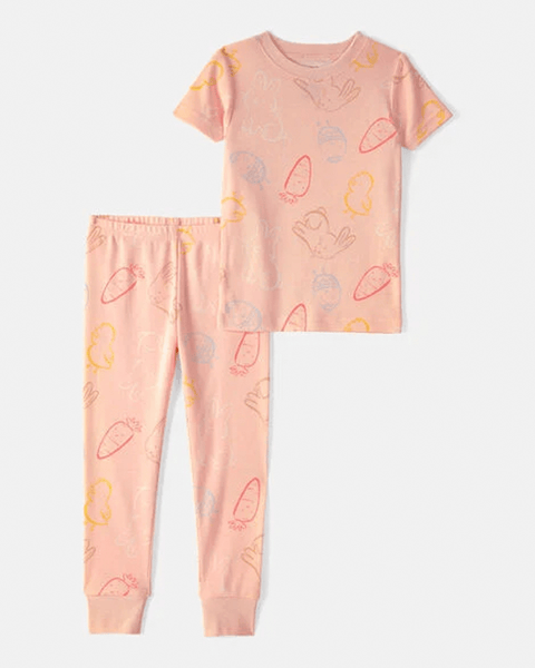 Pijama Carters de 2 piezas para niña color rosa con estampado de conejitos, pollitos y zanahorias.
