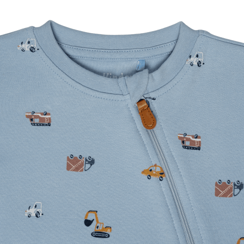 Detalle del cuello y zipper con tira de cuero en pijama de bebé Kinder