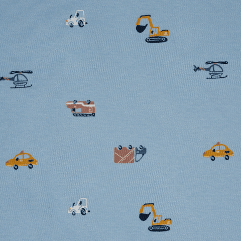 Primer plano de la tela de la pijama azul con estampado de carros y excavadoras