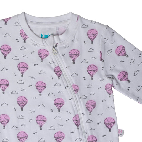Detalle pijama Kinder niña: zipper frontal y estampado de globos rosados y nubes.