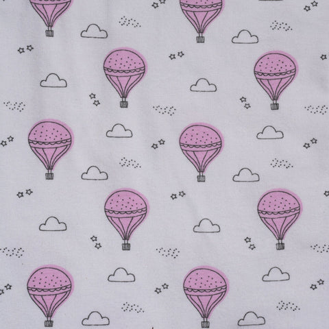 Textura y patrón de pijama Kinder: globos aerostáticos rosados y nubes en tela blanca.
