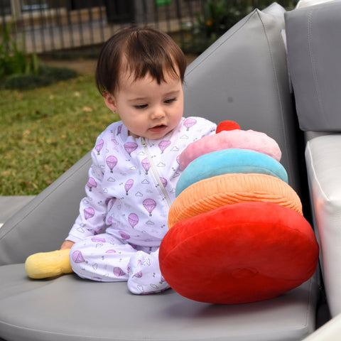 Bebé usando pijama Kinder de globos rosados, cómoda y lista para jugar.