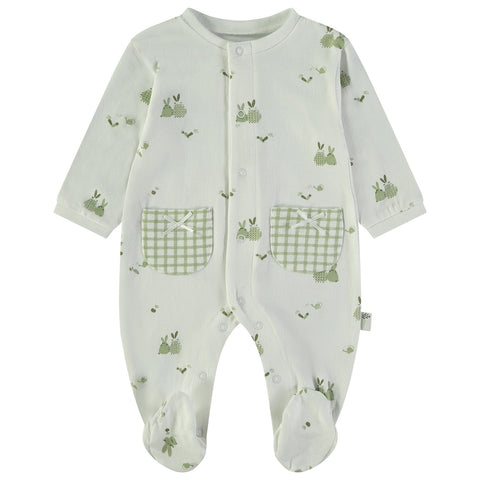 Pijama enterizo Babybol blanco con estampado de conejos verdes, bolsillos a cuadros y cierre a