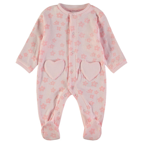 Pijama enterizo Babybol rosado floral para bebé niña con bolsillos de corazón y broches frontales.