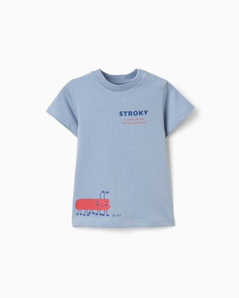 Playera de bebé Zippy celeste con oruga roja y texto "STROKY" en el pecho para niños.
