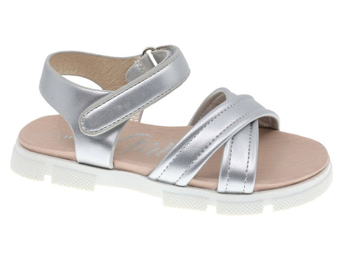 Sandalias plateadas Beppi para niña con cierre de velcro ajustable, cómodas y modernas.