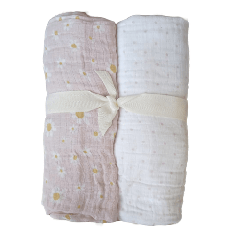 Set de 2 frazadas de muselina Chick Pea para bebé, una rosa con margaritas y otra blanca con puntos, atadas con lazo.