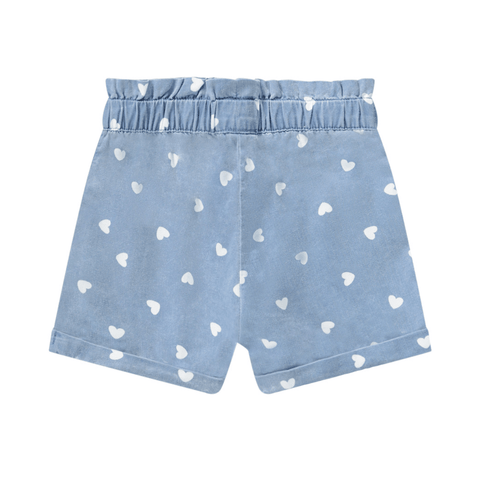 Short de mezclilla celeste con patrón de corazones blancos para niña Blue Seven, cintura elástica y dobladillo.