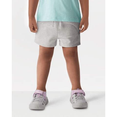Niña usando short Carters gris con cordón ajustable, ideal para comodidad diaria y juego activo.