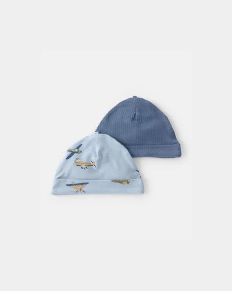 Set de 2 gorros para bebé Carter's, uno azul liso y otro celeste con estampado de aviones, talla 0-3M.
