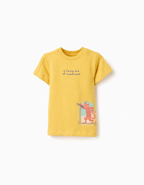 Camiseta Zippy amarilla de manga corta para bebé con tigre en patineta y frase divertida.