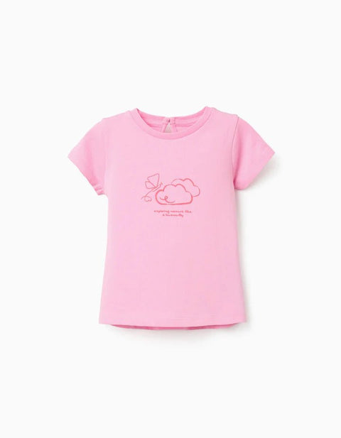 Playera rosa de bebé niña Zippy con estampado de mariposa y nube, cuello redondo, frente.