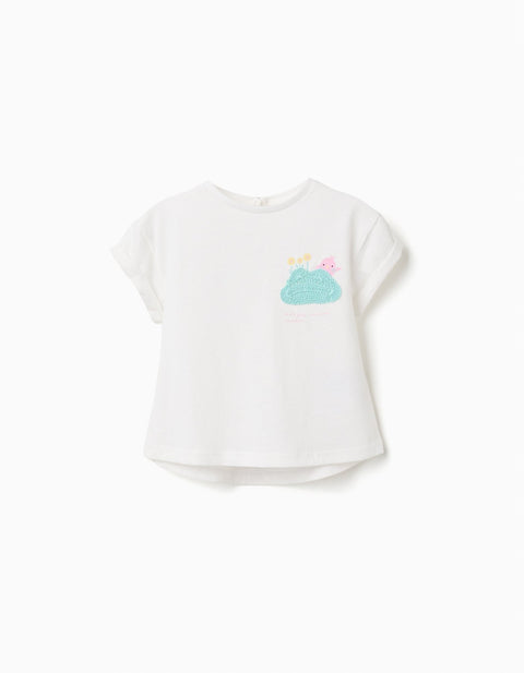 Camiseta Zippy blanca para niña con nube tejida turquesa y pajarito rosado, vista frontal.