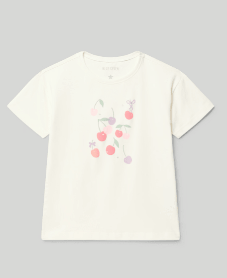 Camiseta de jersey Blue Seven blanca para niña, con estampado frontal de cerezas rosadas y grises.