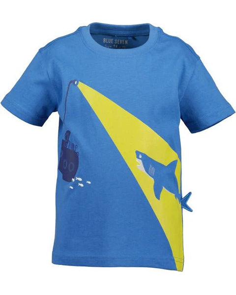 Playera azul Blue Seven para niño con diseño frontal de submarino, luz amarilla y tiburón con aleta