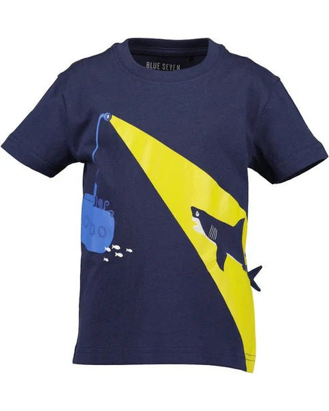 Camiseta azul oscuro Blue Seven para niño con submarino, luz amarilla y tiburón con aleta 3D.