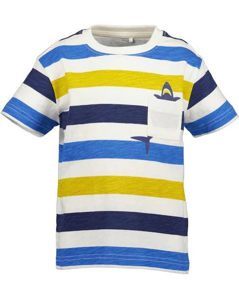 Camiseta de niño Blue Seven rayada azul, amarillo y blanco con tiburón en el bolsillo.