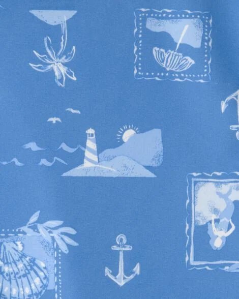 Detalle estampado náutico: faro, velero, ancla en rash guard celeste de traje de baño Carters niña.