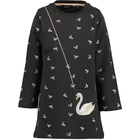 Vestido Blue Seven negro de manga larga para niña con estampado de cisnes y bolsillo con cisne bordado.