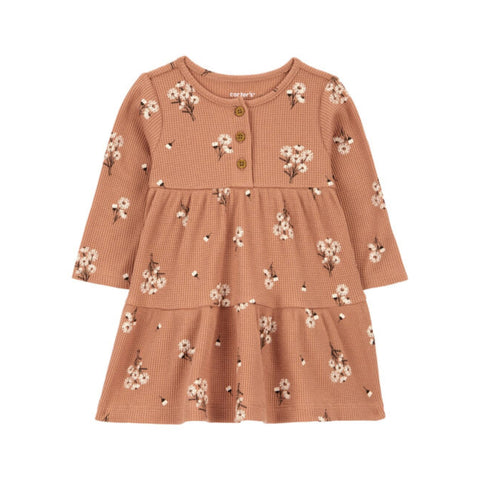 Vestido de bebé niña Carter's café claro con estampado floral, mangas largas y botones frontales.