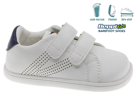 Zapato Beppi Barefoot blanco para niño con velcro. Flexible, suela fina y punta ancha.