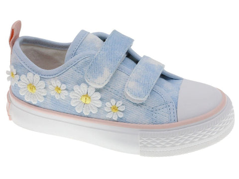 Zapatillas Beppi niña en lona azul con margaritas, cierre de velcro y suela antideslizante.