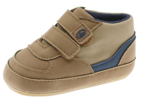 Zapato Beppi de tela color camel para niño, con velcro y detalles azul marino.