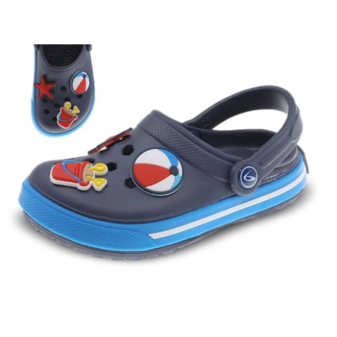 Clogs Beppi azules para niño, diseño playero con pelota y cubeta, correa trasera ajustable.