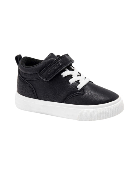 Zapato Carters casual negro para niño con velcro, cintas blancas y suela blanca, estilo moderno.