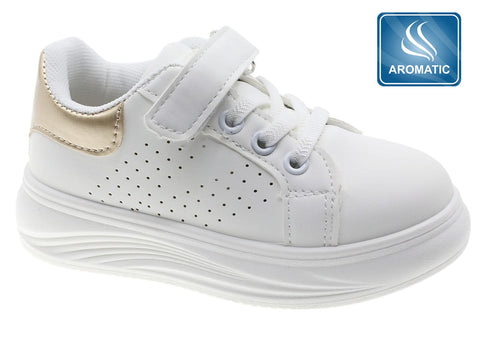 Tenis casuales Beppi blancos para niños con velcro, cordones, detalle dorado y suela antideslizante.