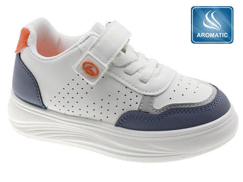 Zapatos Casuales Beppi para niño blancos con azul, velcro, piel sintética y suela antideslizante.