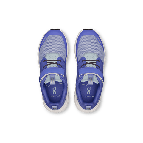 Vista superior de zapatos On Cloud Play infantiles, azul y gris, con detalles de cordones.