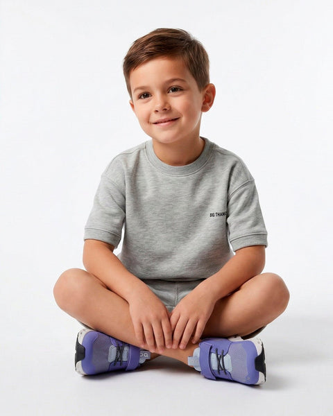 Zapatilla On Cloud Play azul y gris para niños, ideal para el uso diario y el juego.