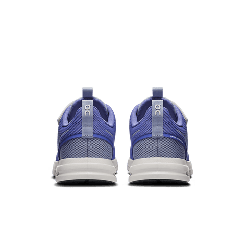 Vista trasera de los zapatos deportivos On Cloud Play azul y gris para niños activos.