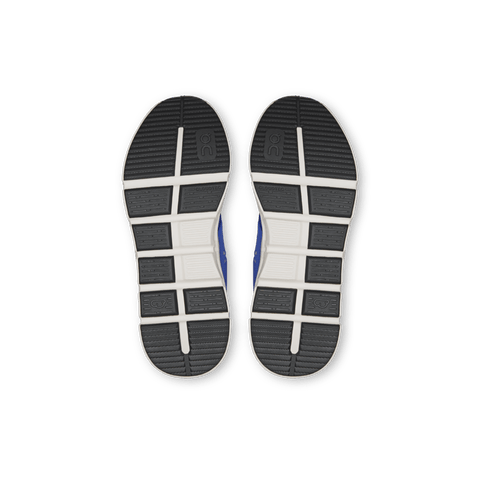 Primer plano del sistema de cierre de velcro en zapato On Cloud Play azul para niños.