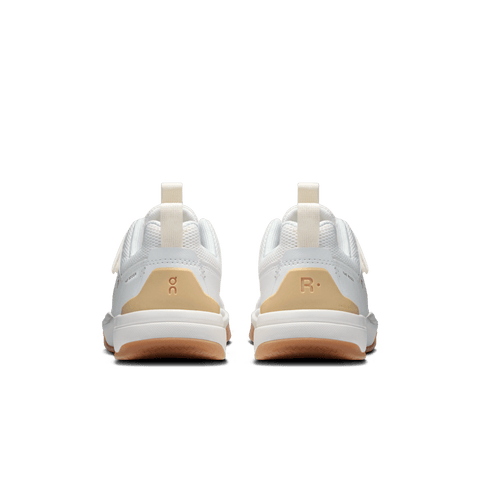 Zapatos On Roger Kids blancos y marfil para niños, vista trasera con detalles de talón y logo.