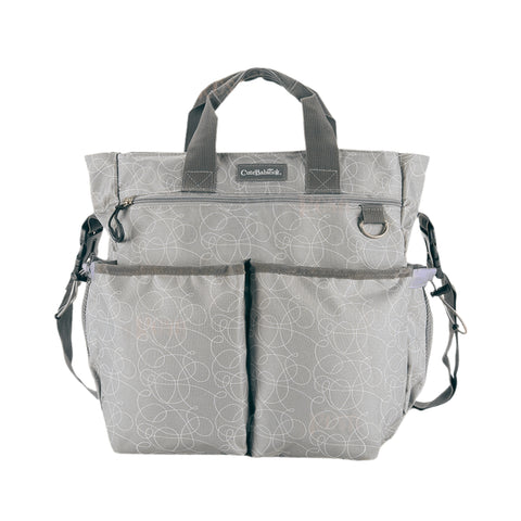 Pañalera Journey Cute Babies tipo mochila con 12 bolsillos color gris.