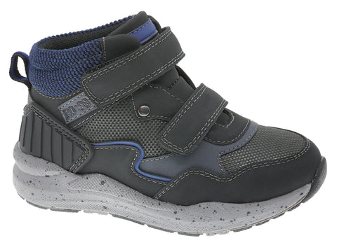 Bota Beppi, en piel sintética, doble cinta con velcro para ajustar fácilmente, suela de goma y antideslizante.