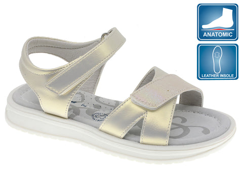 Sandalia Beppi, en piel sintética, con acabado metalizado, cierre con velcro para poner y ajustar fácilmente. Plantilla anatómica 100% piel. Suela antideslizante.
