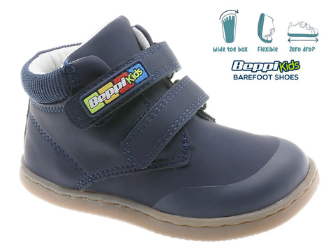 Bota Beppi, BAREFOOT, ligera, flexible. Diseñada para favorecer el movimiento natural del pie. De piel sintética. Cierre con velcro para calzarse y ajustarse fácilmente. Plantilla extraíble. Suela de goma, antideslizante, sin desnivel, puntera ancha, que