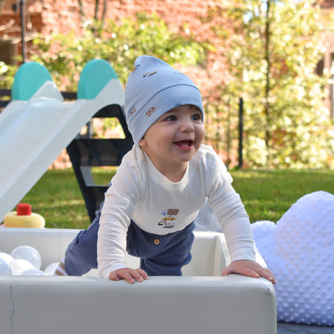 Conjunto de 3 piezas Kinder: Pantalón de Rib, Body manga larga y gorro diseño de carros, niño