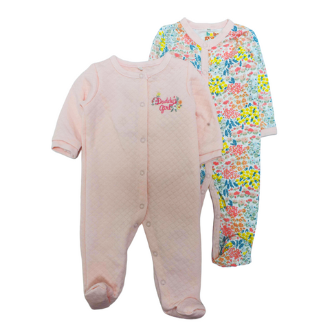 Conjunto 2 pijamas Baby Gear, una estampada con flores y una pijama con pies rosada para niña.