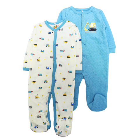 Conjunto 2 pijamas Baby Gear, una estampada de vehículos y una pijama con pies celeste para niño.