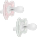 Juego de 2 chupetes Dr. Brown's Advantage de silicona en tonos rosado pastel y verde menta.