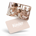 Tarjeta de regalo física de Kinder con diseño de mamá y bebés, mostrando frente y reverso.