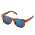 Anteojos de sol Carters para niño con diseño de madera y lentes azules reflectantes.