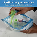 Manos de un adulto colocando un biberón, chupón y accesorios en una Bolsa para Esterilizar Dr